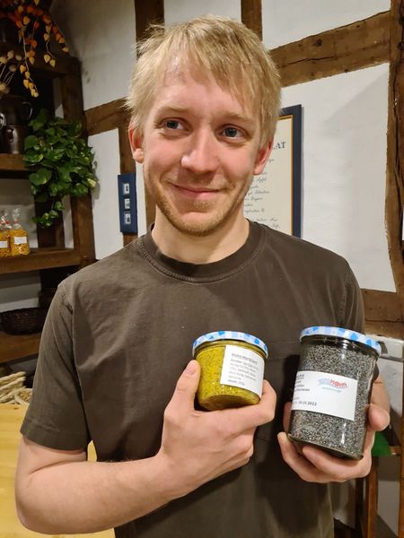 Werner Klemme mit Mohnprodukten