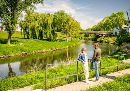 Zwei Personen stehen an einem Geländer an dem Fluss Werre in Löhne