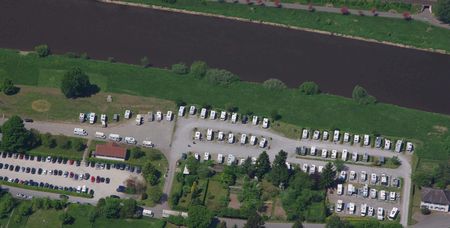 Luftbild Camping direkt am Wasser: Wohnmobilhafen am Flossplatz