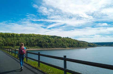 Wanderin vor der Aabach-Talsperre