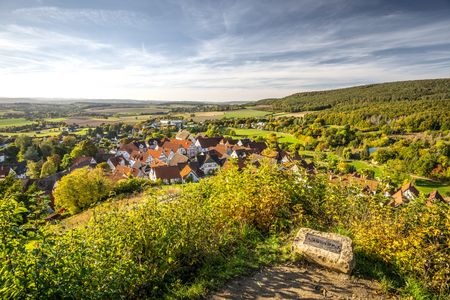 Schieder-Schwalenberg liegt idyllisch in sanfter Hügellandschaft, umgeben von Herbstwald und Feldern.