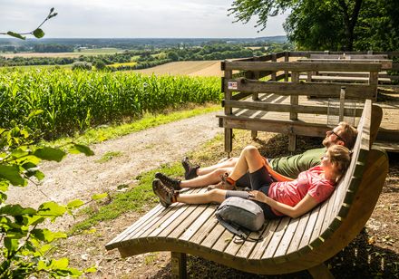 Zwei Personen liegen auf Landschaftsliege am Rastplatz