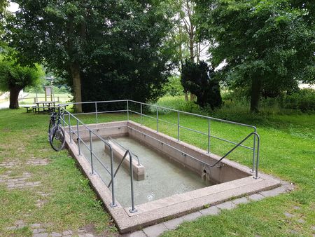 Blick auf ein Tretbecken in Alhausen