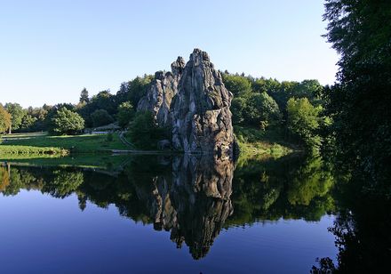 Spiegelung im See. Felsen der Externsteine. Teutoburger Wald. Foto: Teutoburger Wald Tourismus, Falko Sieker