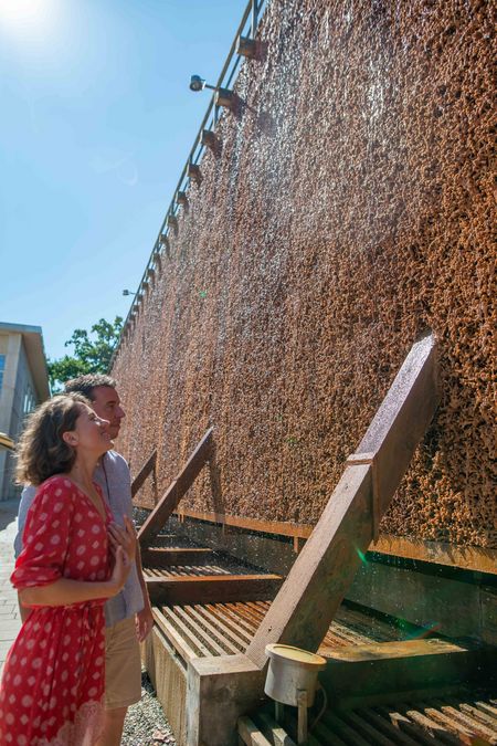 Frau vor Gradierwerke Bad Salzuflen 