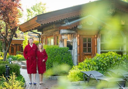 Paar spaziert durch den Saunagarten des H2O Herford