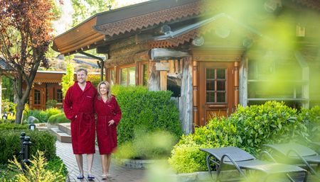 Paar spaziert durch den Saunagarten des H2O Herford