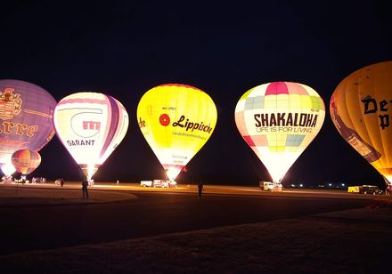 Beleuchtete Heißluftballons beim Flugplatzfest Oerlinghausen