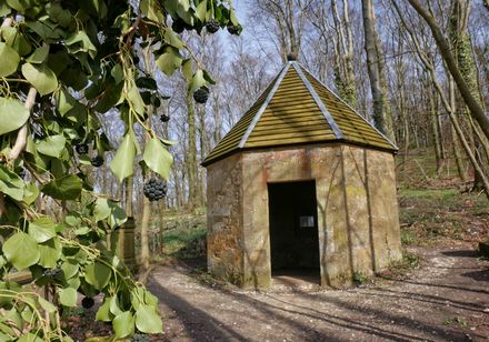 Kleine Kapelle im Wald