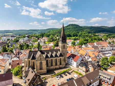Luftaufnahme Innenstadt Bad Driburg mit Kirche, im Hintergrund Eggegebirge