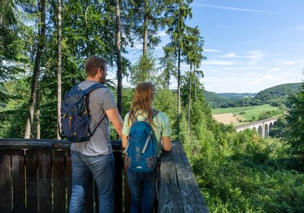 Zwei Personen auf der Aussichtsplattform kleines Viadukt Altenbeken