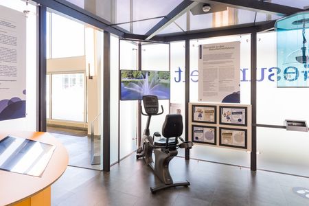 Pavillon der Gesundheit mit Fitnessgerät