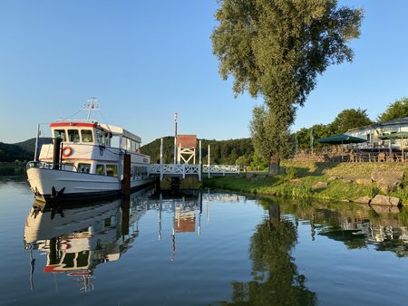 Mit dem Ausflugsschiff über den Schiedersee