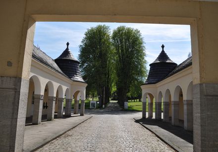Blick auf die Toreinfahrt mit Mineralquellen Bad Hermannsborn