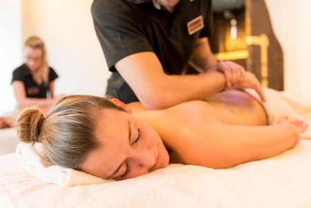 Frau wird massiert