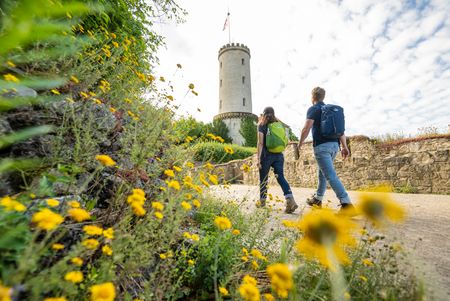 Zwei Wanderer auf dem Weg zur Sparrenburg in Bielefeld
