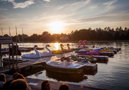 Bootsverleih am Schiedersee, Boote am Steg mit Sonnenuntergang