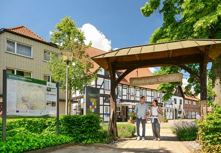 Paar läuft durch Torbogen beim Marktplatz Clarholz