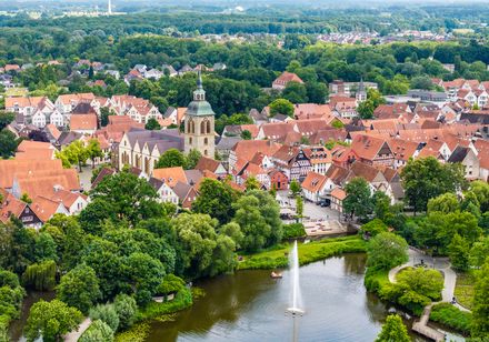 Luftaufnahme Emssee und Altstadt Rheda-Wiedenbrück im Erfolgskreis Gütersloh