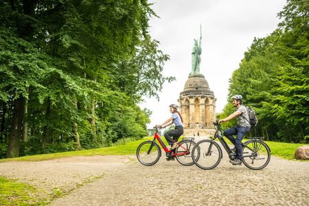Radfahrer vor dem Hermannsdenkmal