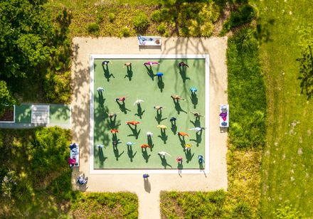 Sportfläche mit Menschen von Oben