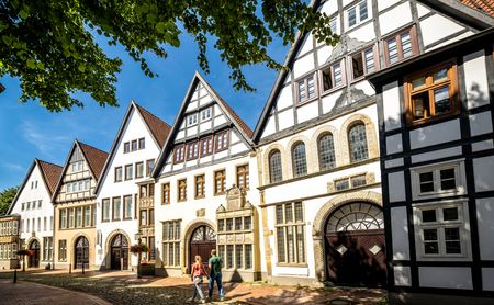 Paar spaziert durch das Schnurrviertel mit Fachwerkfassaden