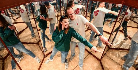 Zwei Personen in einem Spiegelkabinett in der Wissenswerkstadt Bielefeld