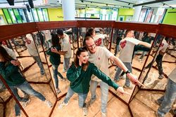 Zwei Personen in einem Spiegelkabinett