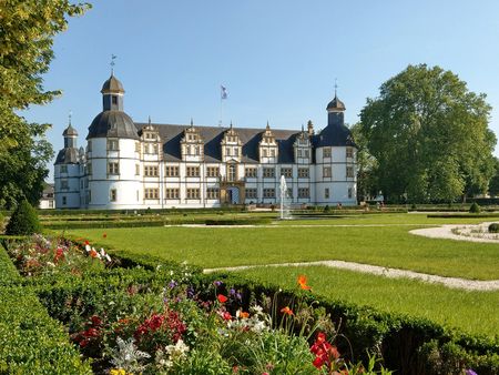 Schloss Neuhaus Außenansicht mit Garten