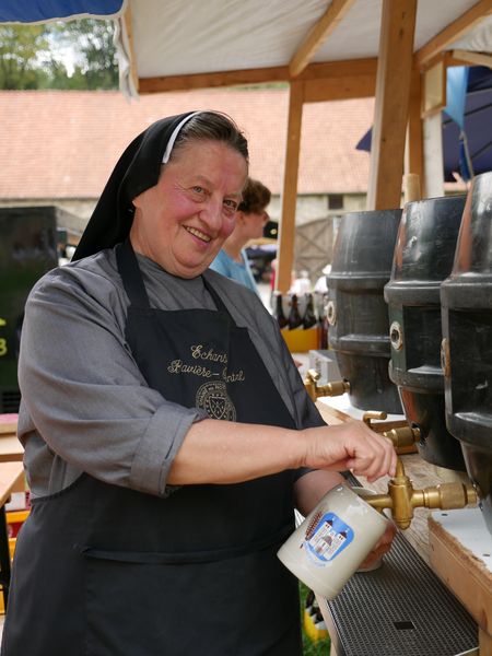 Braumeisterin Schwester Doris auf dem Klostermarkt Dalheim