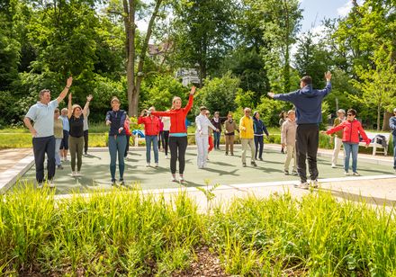 Gruppe bei Sportübungen im Park