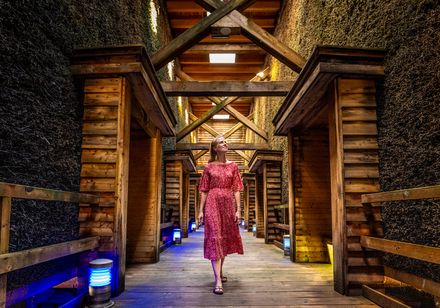 Frau im roten Kleid geht durch Gradierwerk