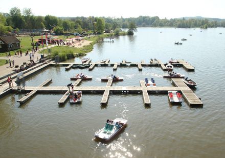 Luftaufnahme von den Bootsstegen am Schiedersee