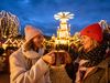 Zwei Frauen stoßen mit Glühwein auf dem Weihnachtsmarkt an