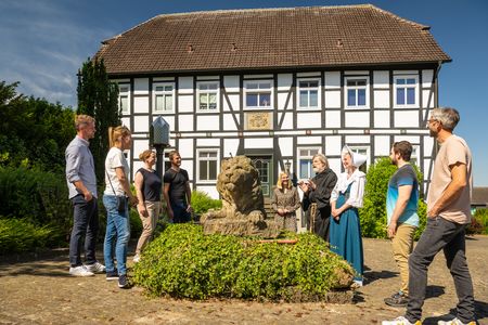 Historische Erlebnisführung vor einem Fachwerkhause - Stiftsort Levern in Stemwede