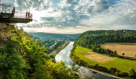 Zwei Personen am Weser-Skywalk, rechts Weserlandschaft