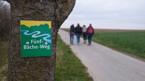 Markierungszeichen des Fünf-Bäche-Weges