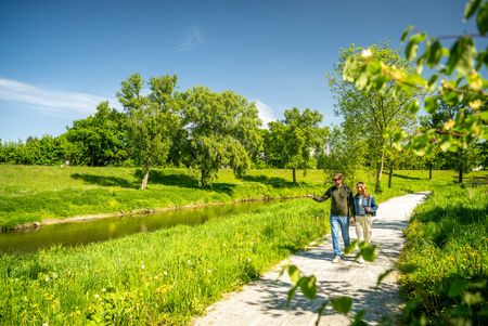 Zwei Personen gehen entlang der Werre in Löhne spazieren