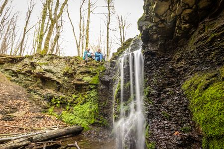 Zwei Frauen sitzen am Extertaler Wasserfall