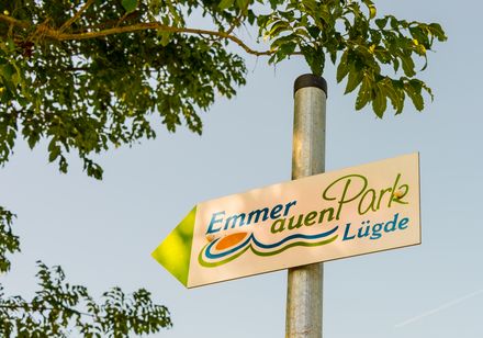 Ein Schild, dass die Richtung zum Emmerauenpark Lügde weist