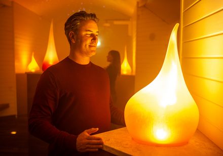 Mann steht in warm beleuchteter Solenebelkammer