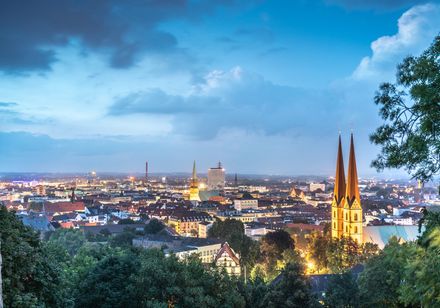 Abendlicher Panorama-Blick auf Bielefeld