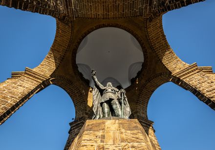 Unterblick auf Denkmal von Wilhelm I., ein Unabhängigkeitsbögen umgeben ihn unter freiem Himmel.