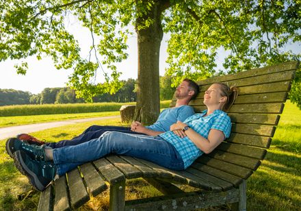 Zwei Wanderer ruhen sich auf Liege in der Natur am Stemweder Berg aus