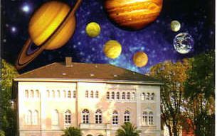 Ein großes, historisches Gebäude wird von einer fantasievollen Darstellung des Sonnensystems überragt.