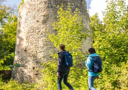 Ein Mann und eine Frau vor der Iburg bei Bad Driburg
