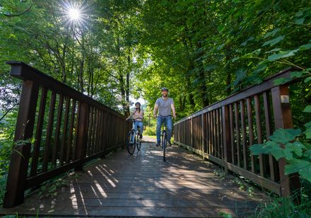 Zwei Personen auf Fahrrädern am Waldhaus Altenbeken