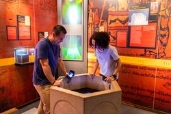 Zwei Personen an einem Ausstellungsstück im Widukind-Museum im Wittekindsland Herford