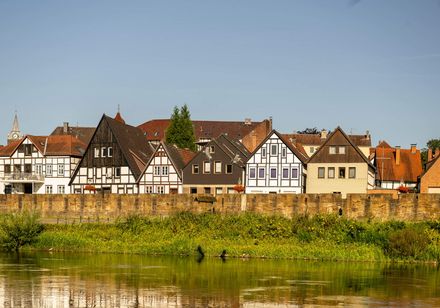 Historische Häuser mit Fachwerk vor Weserufer - Fischerstadt