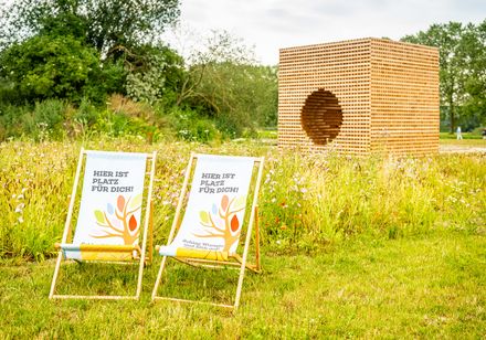 Landesgartenschaugelände Huxarium mit Liegestühlen und Holzquader